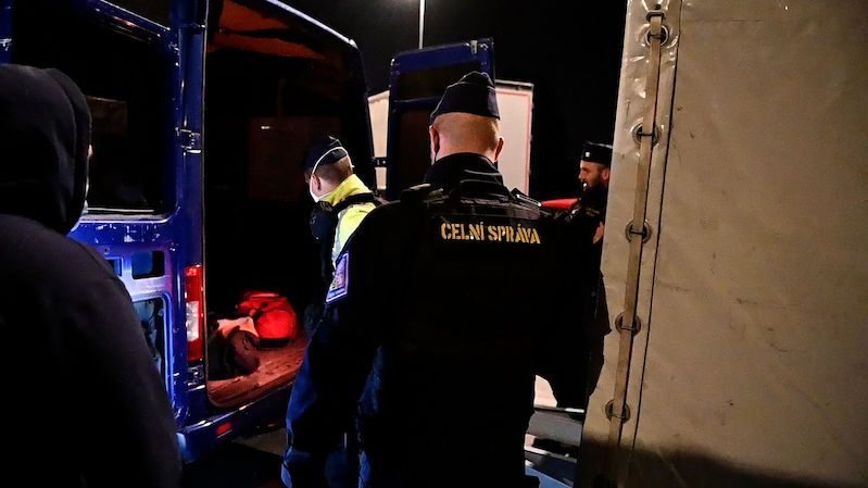 Policie v Praze obsadila hlavní tahy a hledala migranty. Nenašla žádného